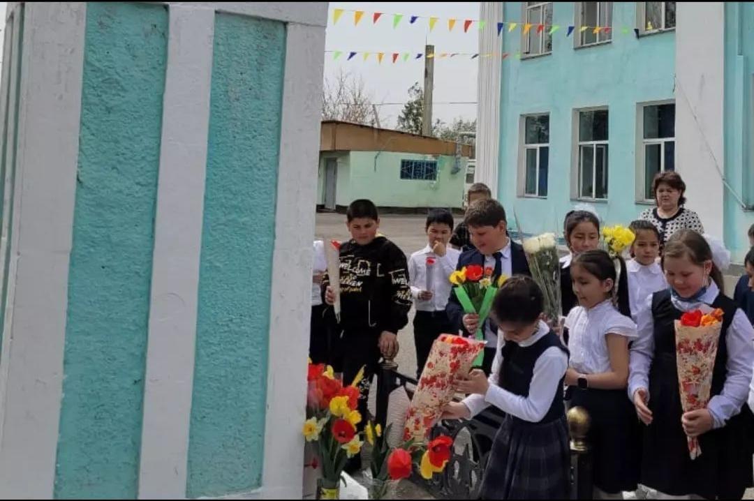 "12 сәуір -Ғарышкерлер күніне"