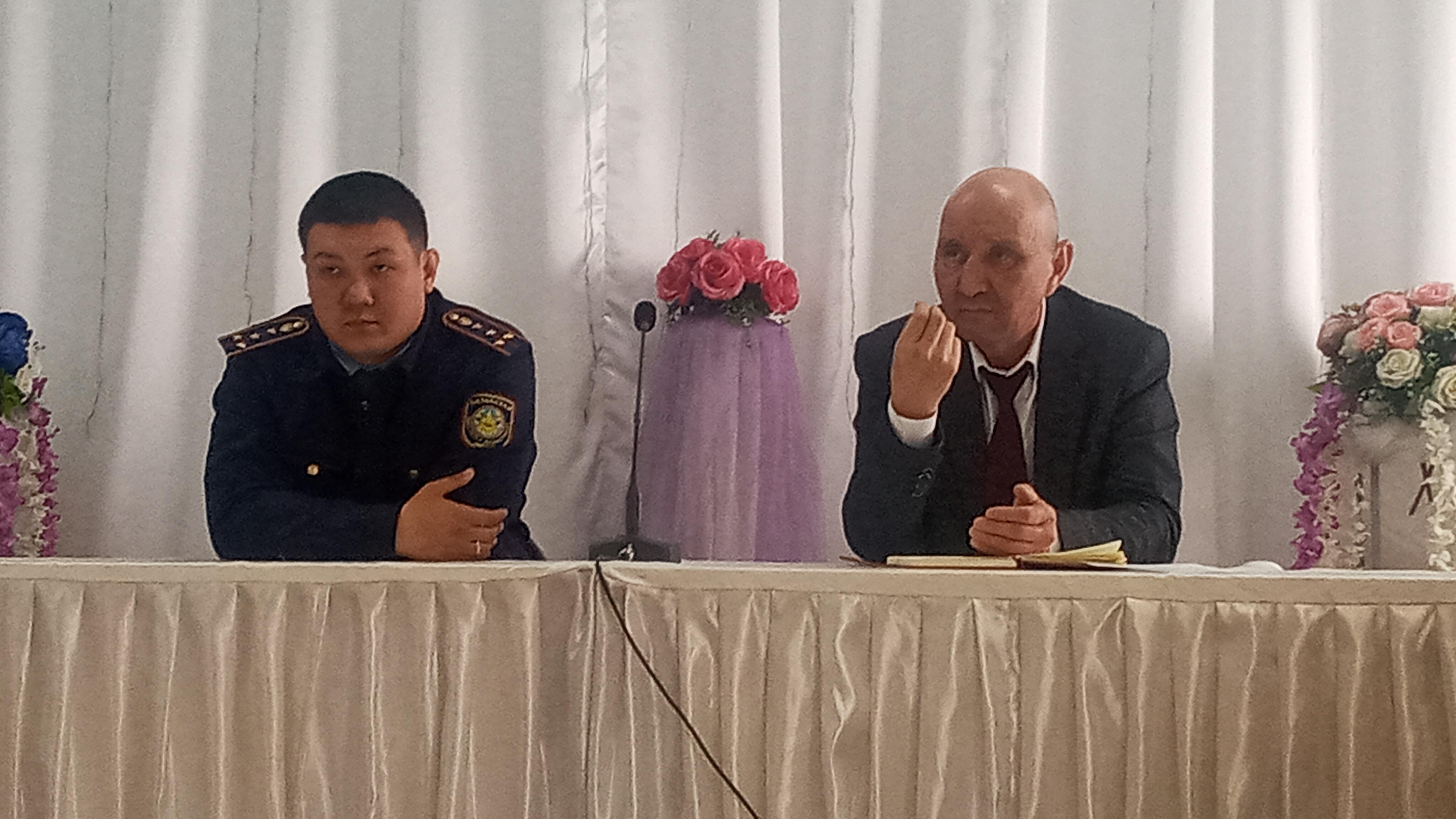 "Оқушылардың өмір қауіпсіздігі,ата -ананың міндеті мен жауапкершілігі"тақырыбында мектеп инспекторы Т.Бейдинчановтың  қатысумен  мектепшілік  ата -аналар жиналысы өткізілді.