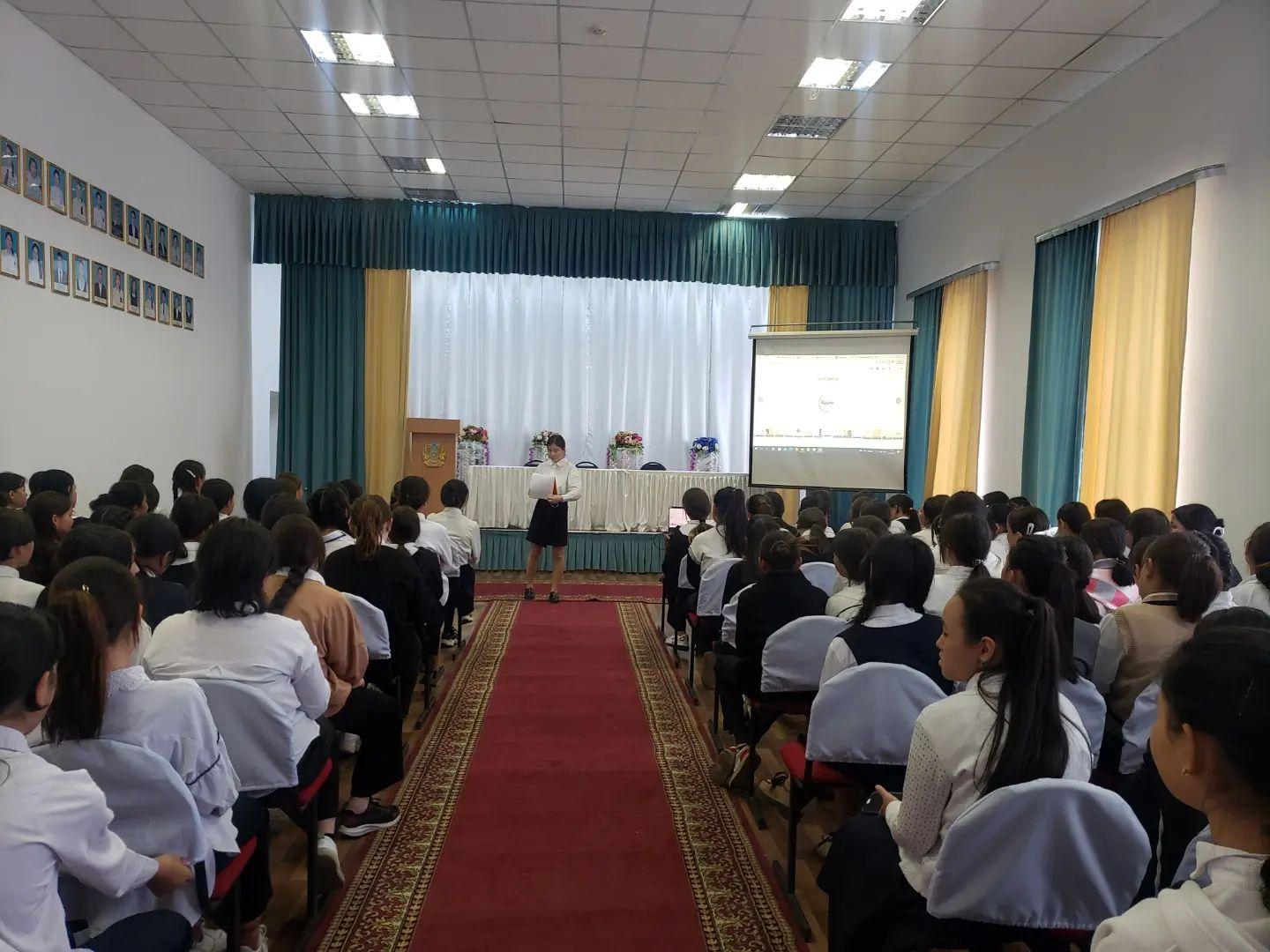 Ю.А.Гагарин атындағы 16орта мектебі бойынша мектеп психологы А.Каратаева,10"Б" сынып оқушысы А.Баубекованың ұйымдастыруымен 6-8,9-11сынып оқушы қыздар арасында "Қыз нәзіктігі "тақырыбында қыздар жиналысын өткізді.