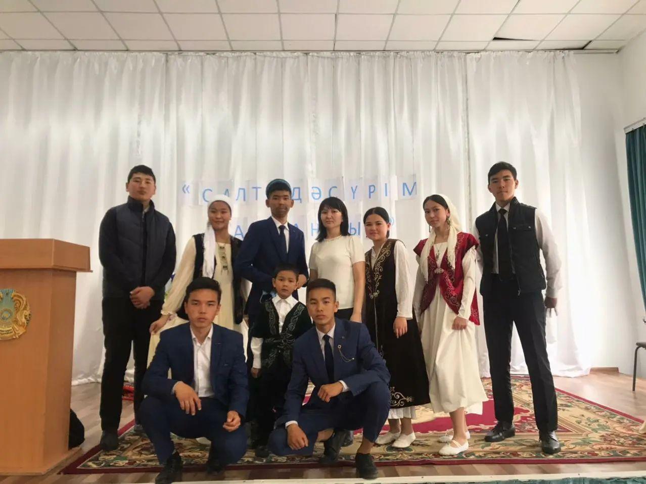 Қазақ тілі мен әдебиеті пәні мұғалімі Л.Куйчибаева Сыныптан тыс іс -шара: "Салт - дәстүрім салтанатым" атты тақырыпта сахналық қойылым қойылды.