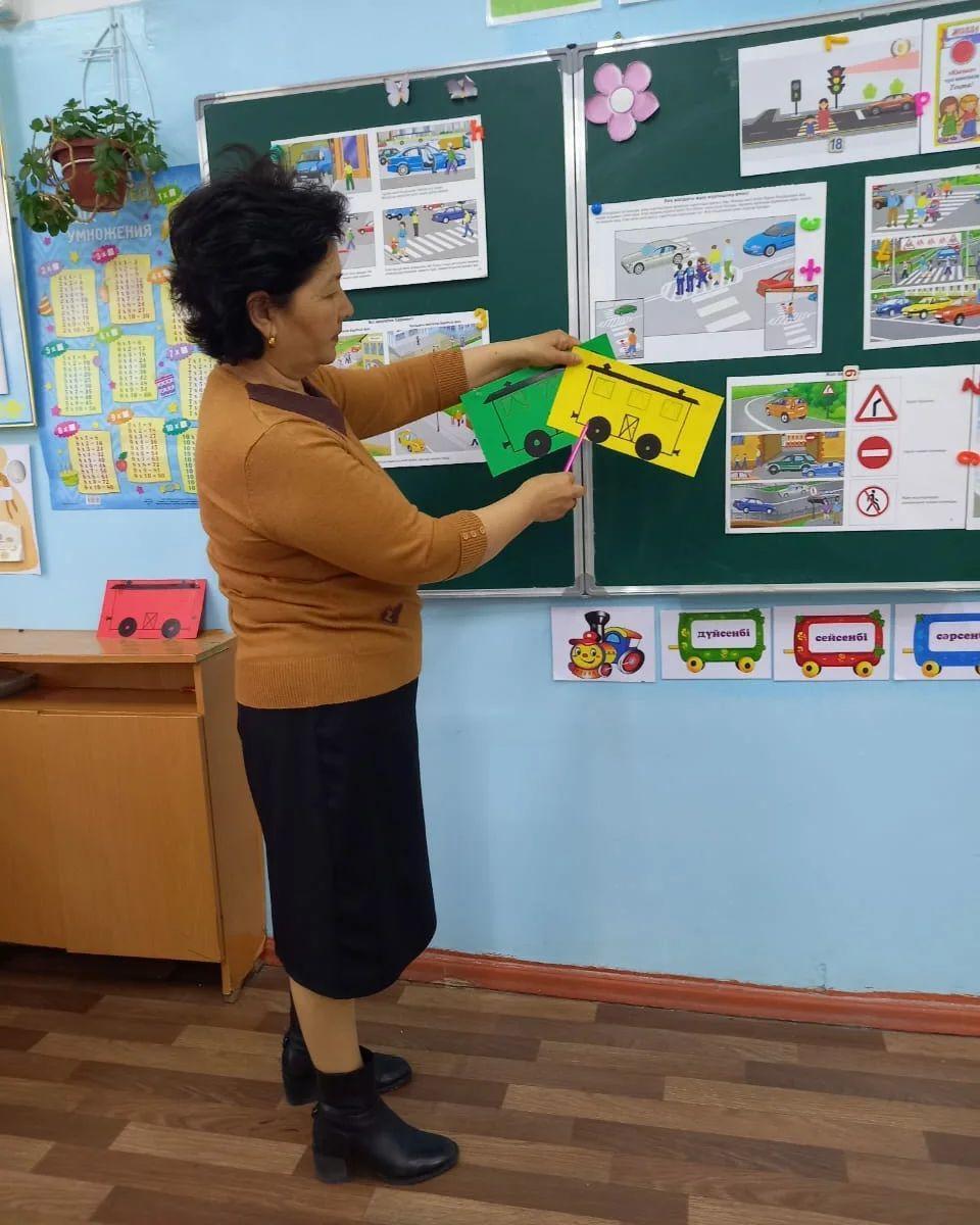 3 "Бсынып жетекшісі Г.Кыздарбекова "Сынып жетекшілер" апталығы барысында "Жол ережесін білесіңбе?" тақырыбында сынып сағатын өткізді.