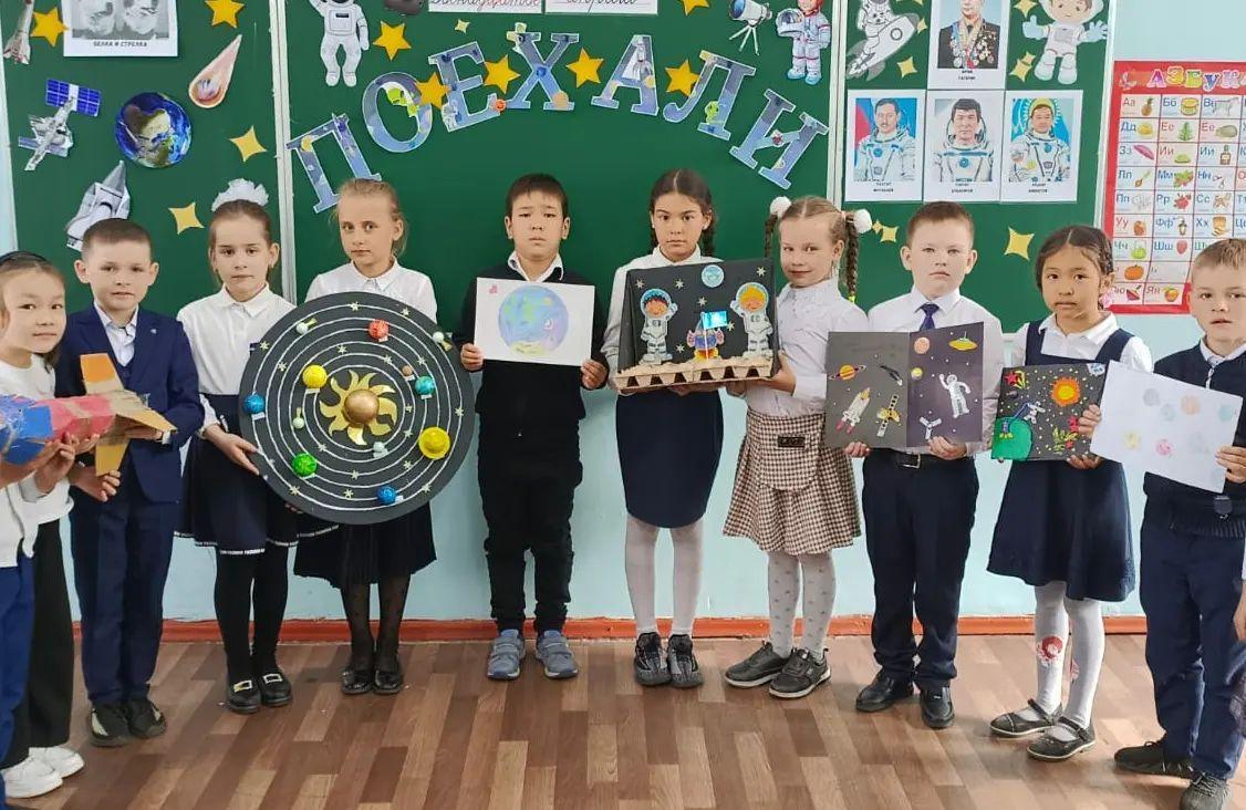 12 сәуір -Ғарышкерлер күніне орай 1 "Д" сынып жетекшісі Н.Кроль "День космонавтики" тақырыбында сынып сағатын өткізді.