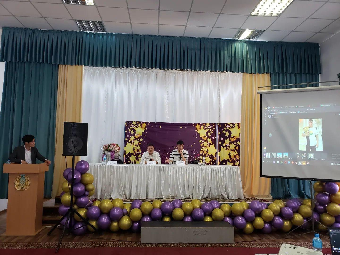 Ю.А.Гагарин атындағы 16 орта мектеп бойынша "Балалардың игілікті үшін" Халықаралық балаларды қорғау күніне арналған Республикалық акция аясында танымал Қазақстандық кино жұлдыздары Шерхан Пірназаров және Абай Адырбаймен кездесу өткізілді.