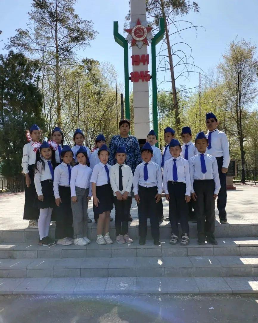 Мектеп бойынша 7мамыр - Отан кортаушылар куніне орай жане Женіс куніне орай 4"F"сынып жетекшісі С.Джумамуратова сыныбымен орталык, аланда орналаскан Улы Отан сорыс ардагерлеріне арналган ескерткішке барды.Максаты:ата- баба рухына татзым ету.