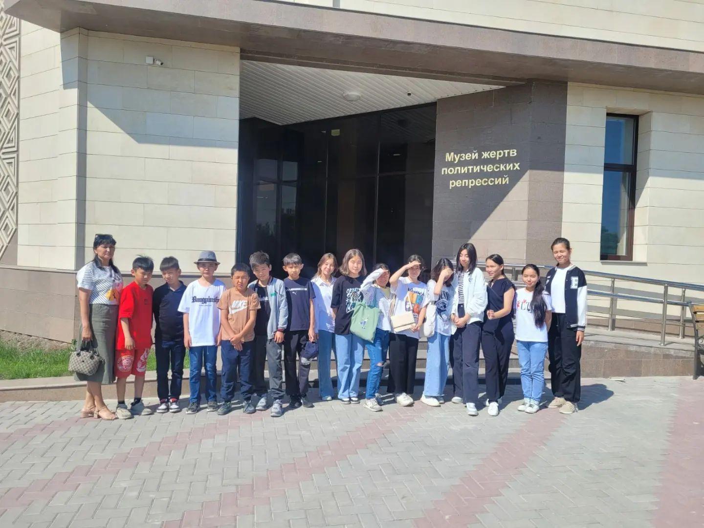 Мектеп бойынша саяси қуғын-сүргін құрбандарын еске алу күніне орай Жаңалық ауылында орналасқан мұражайға 6 сынып оқушыларымен саяхат жасалды .Мақсаты : ескерткішке тағзым етіп, патриоттық сезімдерін жандандыру, рухын көтеріп, елін, жерін қорғай білет