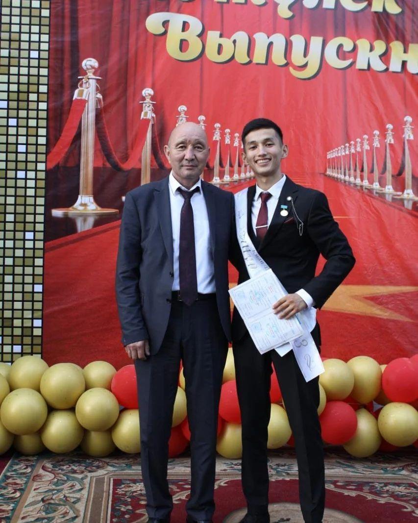 Ю.А.Гагарин атындағы 16 орта мектеп түлектерге аттестат тапсыру салтанатты жиын өткізілді. 9 "Алтын белгі" төс белгісімен ,3 ерекше үлгідегі үздік аттестатпен марапатталды.Салтанатты жиында түлектер"Мектеп вальсін"билеп,ән шырқады.Ақ жол