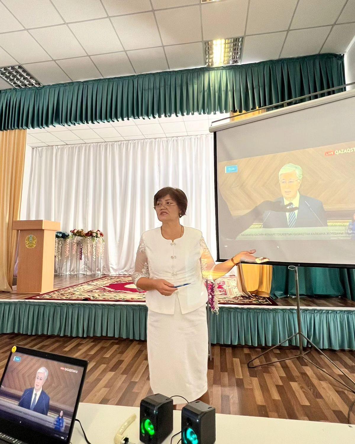 «Ю.А.Гагарин атындағы №16 орта мектеп» мемлекеттік коммуналдық мекемесі бойынша 2023 жылы 1 қыркүйек күні сағат 11.00-де Мемлекет басшысы Қасым-Жомарт Тоқаевтың Қазақстан халқына Жолдауын барлық мектеп ұжымында тікелей эфирде тыңдалды,