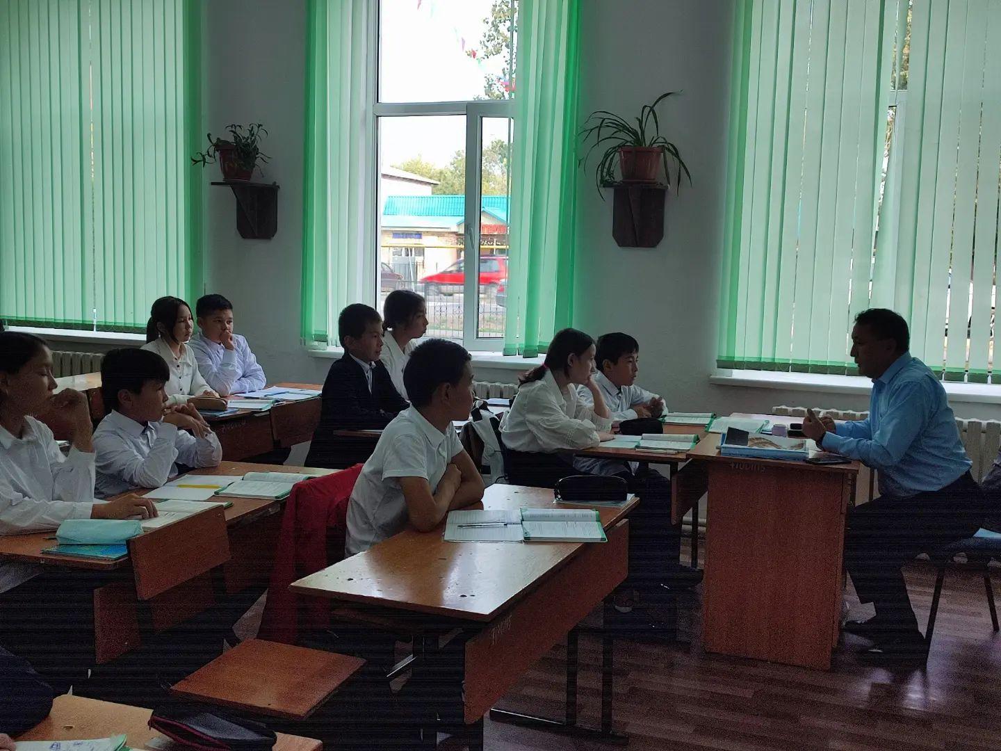 Мектеп бойынша 16 мектеп бойынша Междуреченск ауылдық округінің маманы К.Жумекеновпен бірлесіп мектеп қауіпсіздігі туралы және терроризмге карсы іс қимылмен мәдениетті қалыптастыру туралы түсіндіру жумыстары жургізілді.