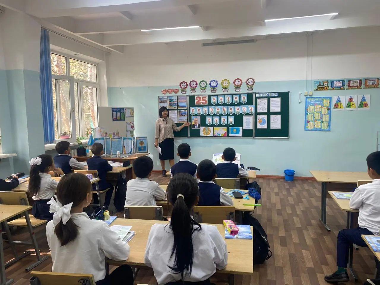 Мектеп бойынша 4"Б" сынып жетекшісі М.Нурахметова 25 қазан-Республика күніне өткізген сынып сағаты.