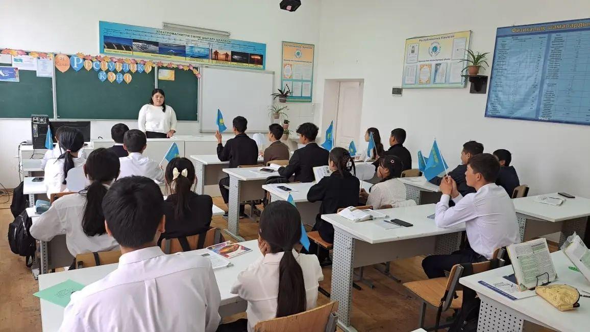 Мектеп бойынша 25 қазан-Республика күніне орай 9"Ә" сынып жетекшісі Г.Рустам "Қазакстан -туған жерім, туған елім!" тақырыбында сынып сағатын өткізді.