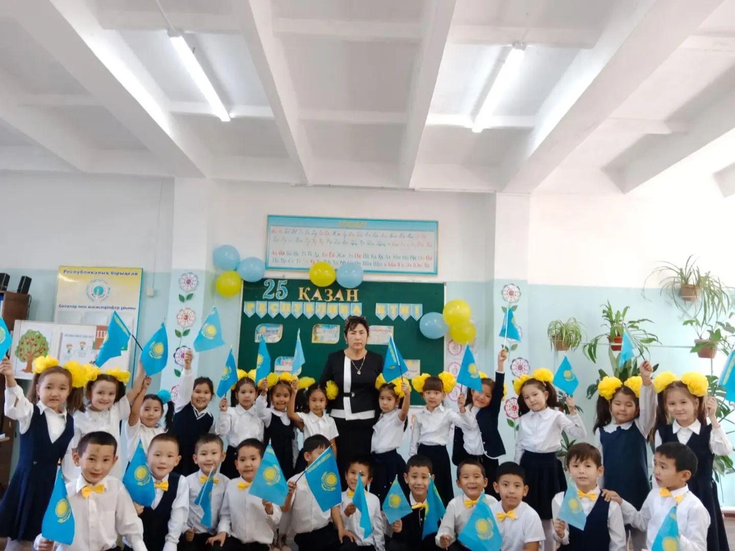 Мектеп бойынша 25 қазан-Республика күніне орай 1"Б" сынып жетекшісі С.Джумамуратова сынып сағатын өткізді.