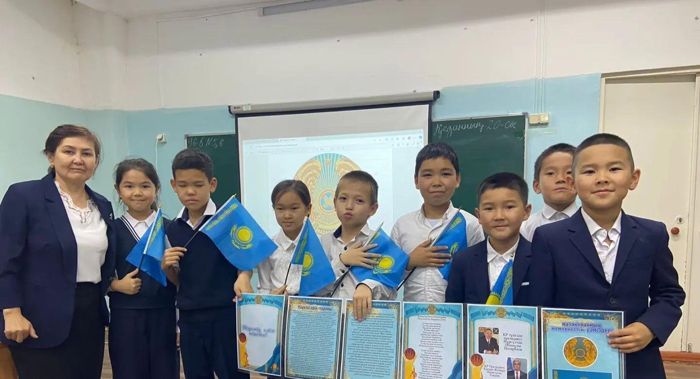Мектеп бойынша 25 қазан-Республика күніне орай 3"Ә" сынып жетекшісі Б.Айкиншаева " Қазақстан-туған елім, туған жерім" тақырыбында сынып сағатын өткізді.