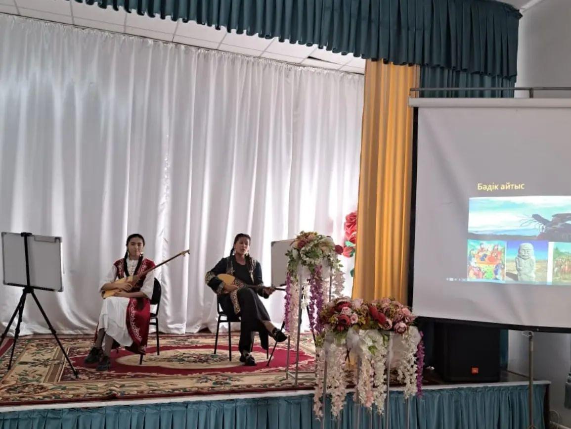 Мектеп бойынша қазақ тілі әдебиеті пәні мұғалімі К Укибаева 9-10 сынып оқушылары арасында "Айтыс-халық мұрасы"тақырыбында еркін тақырыпта айтыс өткізді. 1-орын-Қадылқаққызы Таңшолпан,2-орын-Сейтқасым Әдемі, 3-орын-Баубекова Ақниет