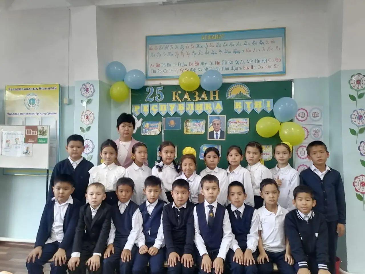 Ю.А.Гагарин атындағы 16 орта мектеп бойынша 25 қазан-Республика күніне орай 3 "А" сынып жетекшісі К.Тажимуратова, 3 "Б" сынып жетекшісі С.Бекжан сынып сағатын өткізді.