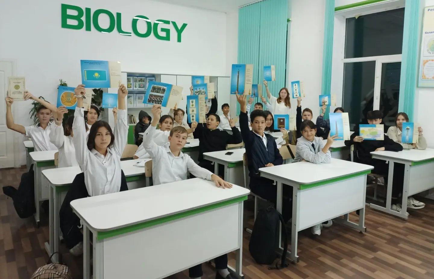 Мектеп бойынша 25 қазан-Республика күніне орай 8"Г" сынып жетекшісі Л .Есетова сынып сағатын өткізді.