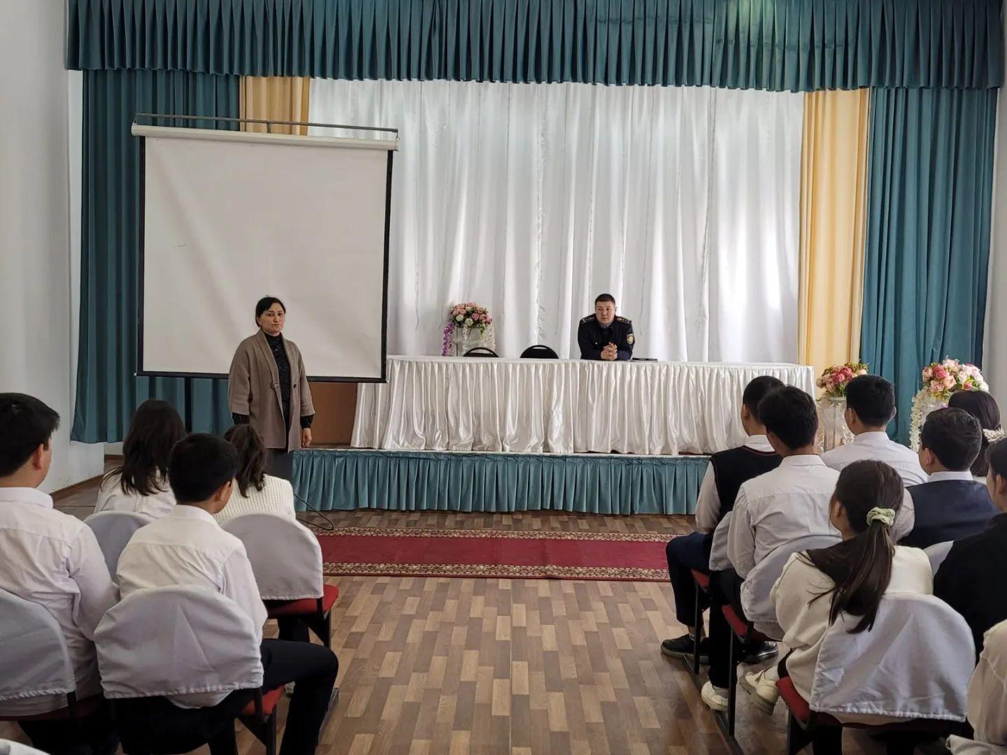 Мектеп бойынша "Құқықтық жалпы оқыту айлығы" барысында 9-11 сынып окушылары арасында құқықбұзушылықтың алдын алу максатында мектеп инспекторы Т.Бейдинчановпен кездесу өтті.