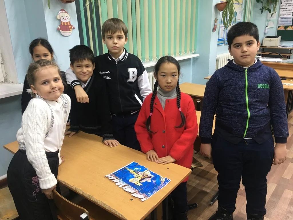 Тәуелсіздік күніне 2 "Г" сынып жетекшісі Е.Соколова "Независимость- это счастье страны!" тақырыбында сынып сағатын өткізді.